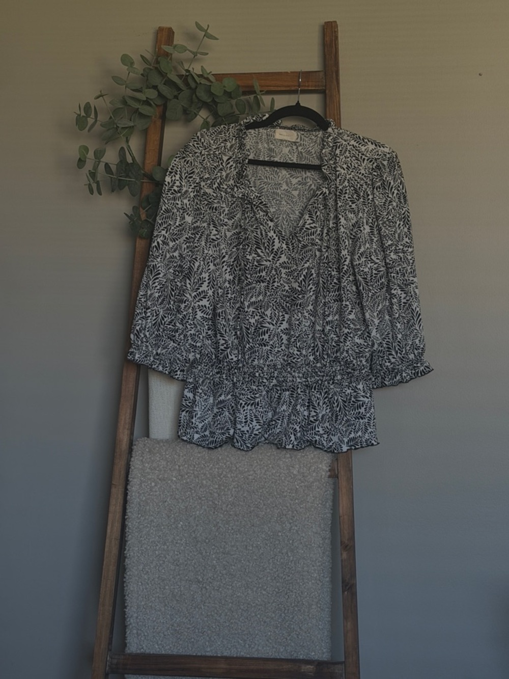 MELLODAY Black and White Leaf Print Peplum Blouse